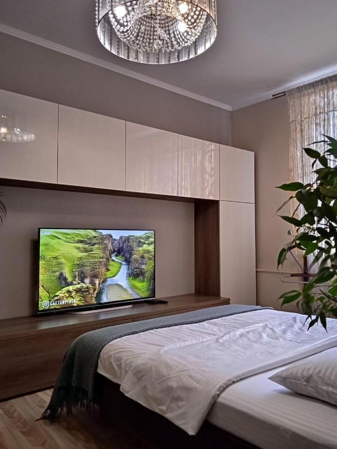 VIP Center Apartment: Smart TV & Two Rooms Rivne Exterior photo